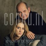 22-11-2002 Jan Marijnissen and daughter at studio in Amsterdam.

[keywords]Posed, Half Length, Eyecontact, Politician[/keywords]